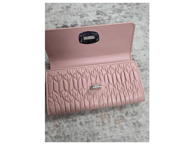 Miu Miu Crystal Geldbörse aus gestepptem Leder - Ansicht 7