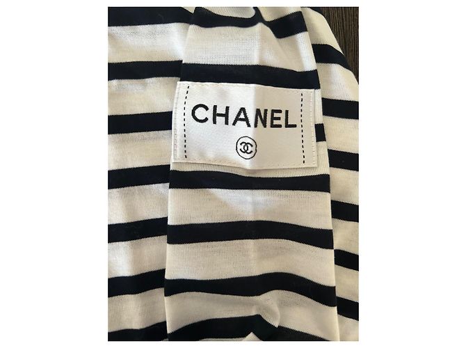 T-shirt a righe in cotone Chanel nero e bianco logo CC - vista 5
