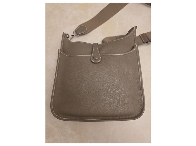 Borsa a tracolla Hermès Evelyne 29 PM Pelle Etoupe - vista 4