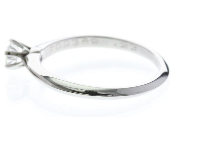 Tiffany & Co. Tiffany Setting Solitär aus Platin mit RBC Diamant G/VVS2 - Ansicht 3