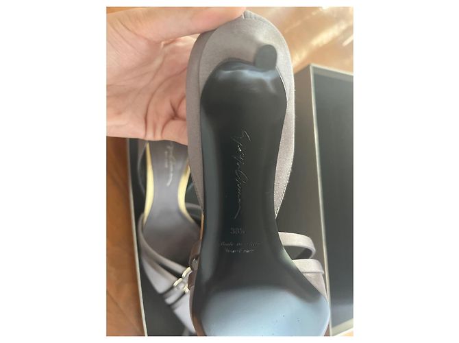 Giorgio Armani Graue Seiden-Absatzschuhe - Ansicht 3