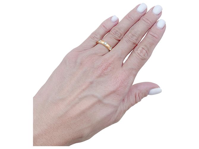 Autre Marque Anello a fascia in oro giallo e tre diamanti a castone. - vista 5
