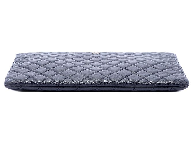 Clutch Chanel Large Quilted Caviar O Case Blu - vista 3