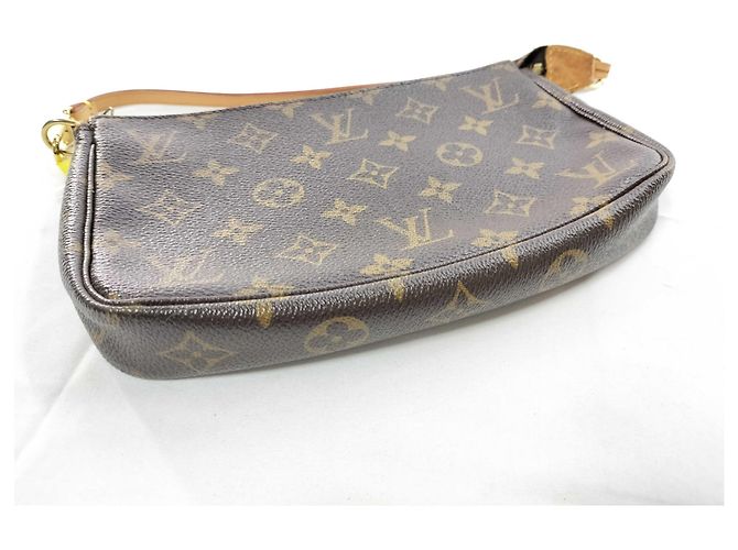 Louis Vuitton Pochette Accessoires Monogram Canvas MM - vista 3