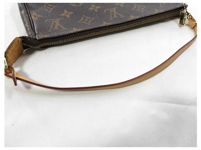 Louis Vuitton Pochette Accessoires Monogram Canvas MM - vista 4