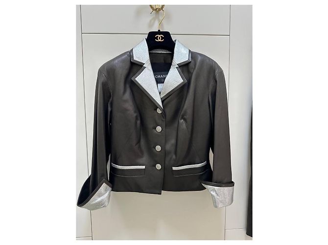 Completo due pezzi Chanel in pelle di agnello nera Sz.40/36 usato - vista 2