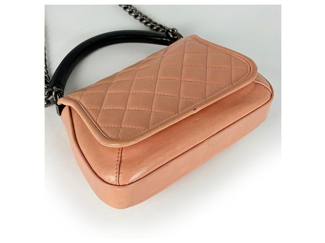 Borsa a spalla Chanel in pelle matelassé rosa salmone - vista 2
