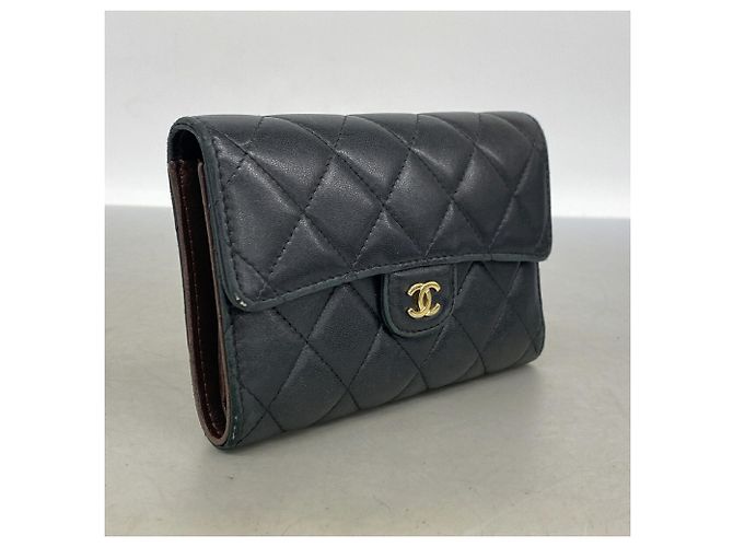 Cartera tri-fold Chanel de piel de cordero negra - vista 2