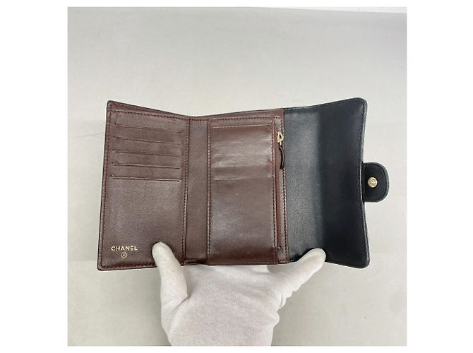 Cartera tri-fold Chanel de piel de cordero negra - vista 3