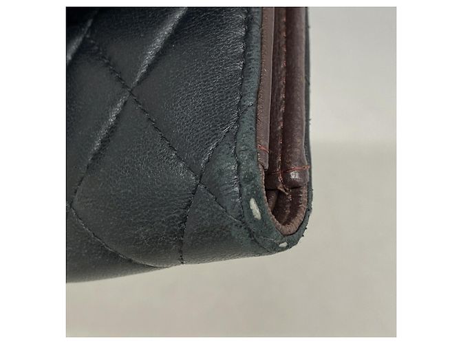 Cartera tri-fold Chanel de piel de cordero negra - vista 6