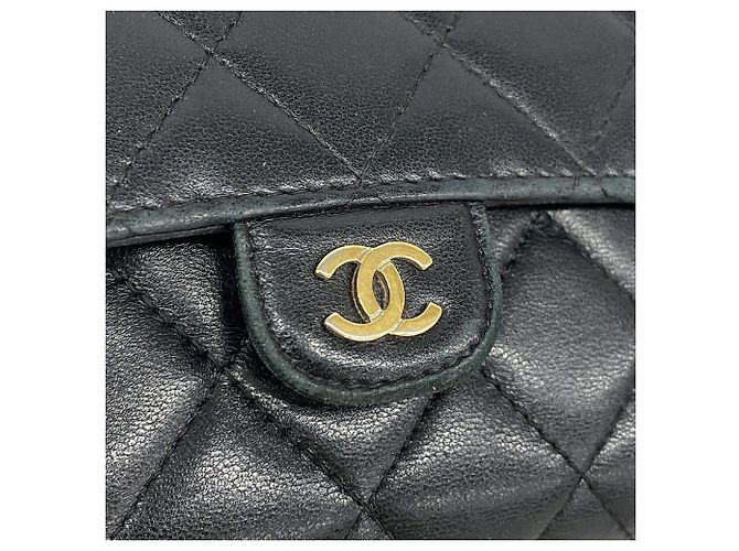 Cartera tri-fold Chanel de piel de cordero negra - vista 8