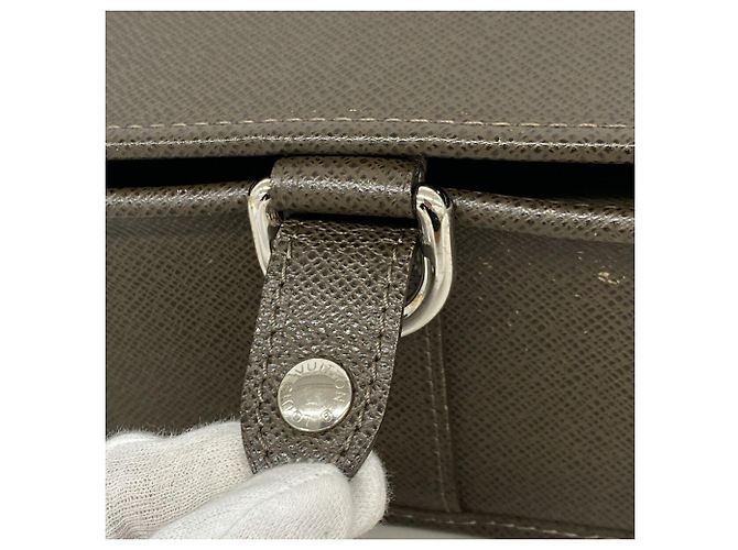 Borsa a tracolla Louis Vuitton Taiga Andrei - vista 8