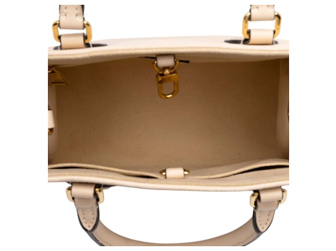 Louis Vuitton Beige Monogram Empreinte Giant OnTheGo PM - vista 4