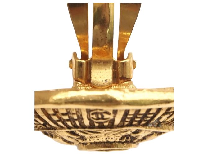 Orecchini a clip Chanel Gold CC placcati in oro con stemma rotondo - vista 9