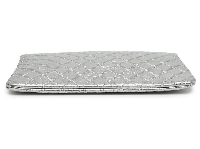 Chanel Silver Large Quilted Metallic Aged Calfskin Cosmo Charm O Case Clutch - Ansicht 3