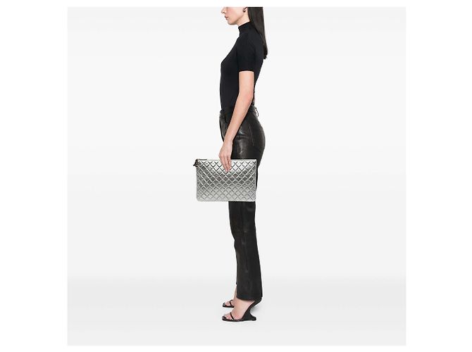 Chanel Silver Large Quilted Metallic Aged Calfskin Cosmo Charm O Case Clutch - Ansicht 5