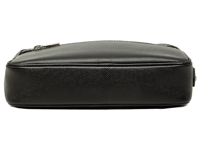 Louis Vuitton Pochette Kasai in Taiga Nero - vista 3