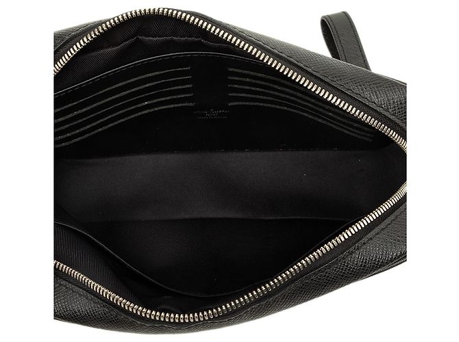 Louis Vuitton Pochette Kasai in Taiga Nero - vista 4