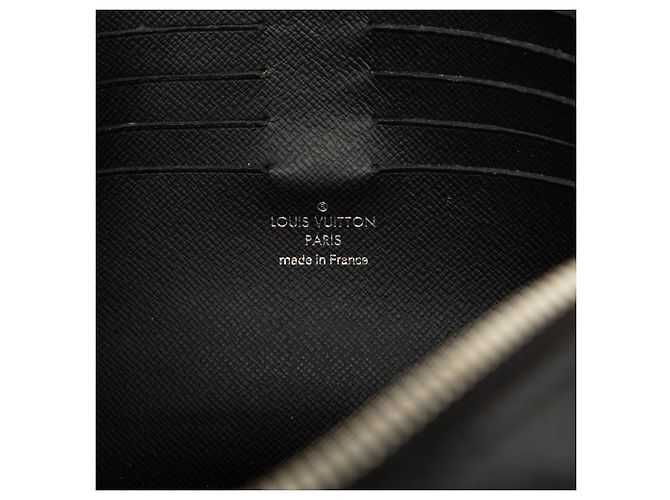 Louis Vuitton Pochette Kasai in Taiga Nero - vista 5