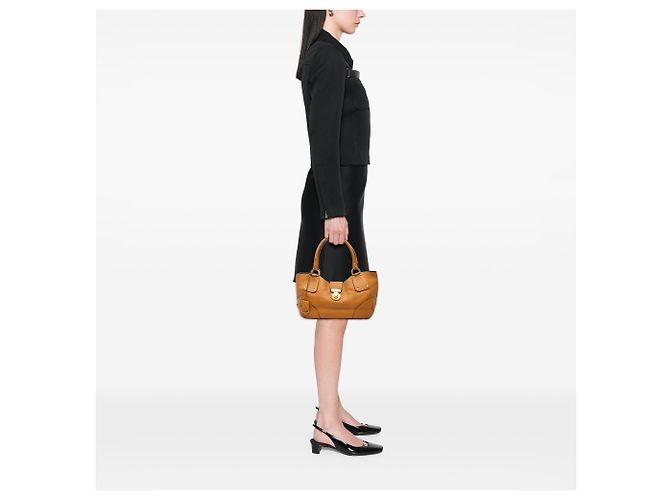Prada Vitello Daino Tote in Braun mit Push-Lock-Verschluss - Ansicht 6