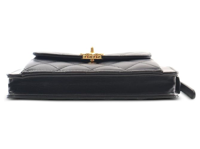 Clutch Chanel in pelle di agnello matelassé nera con tasca frontale e catena - vista 3