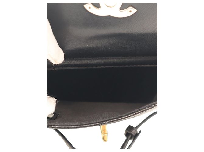 Clutch Chanel in pelle di agnello matelassé nera con tasca frontale e catena - vista 4