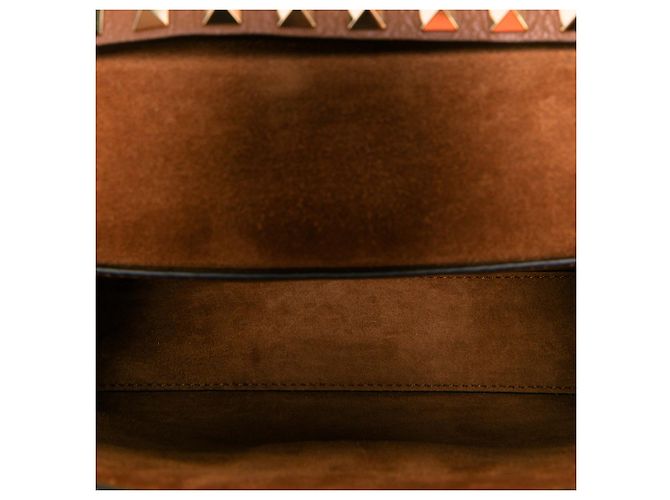 Valentino Borsa a Tracolla Rockstud con Chiusura Flip in Pelle di Vitello Martellata Marrone Medium - vista 4