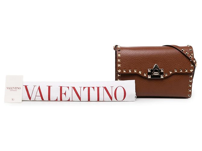 Valentino Borsa a Tracolla Rockstud con Chiusura Flip in Pelle di Vitello Martellata Marrone Medium - vista 6