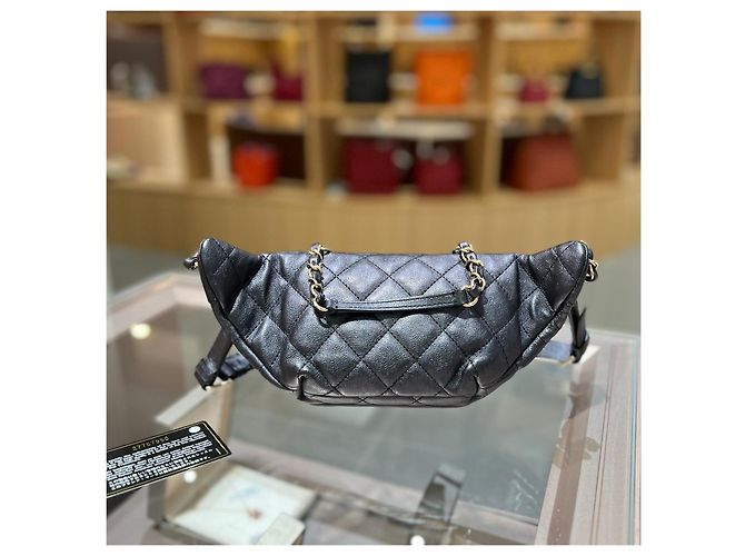 Chanel Gürteltasche aus schwarzem gestepptem Leder - Ansicht 2