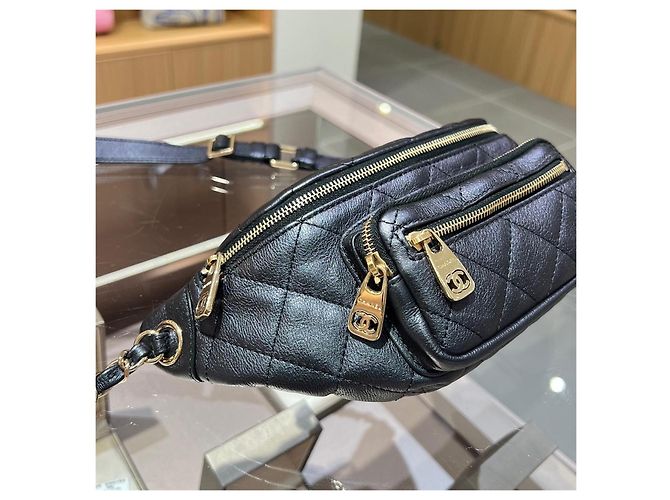 Chanel Gürteltasche aus schwarzem gestepptem Leder - Ansicht 3