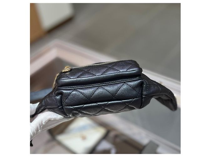 Chanel Gürteltasche aus schwarzem gestepptem Leder - Ansicht 4