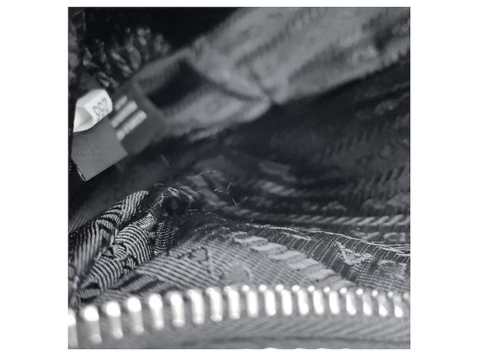 Borsa a tracolla Prada in Re-Nylon nero - vista 7