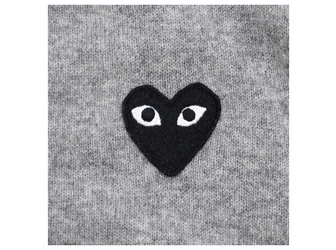 Comme Des Garcons Comme Des Garçons Play Logo-Patch Cardigan aus grauer Wolle - Ansicht 9