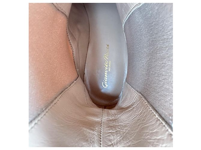 Stivaletti Chester Gianvito Rossi in camoscio beige - vista 11