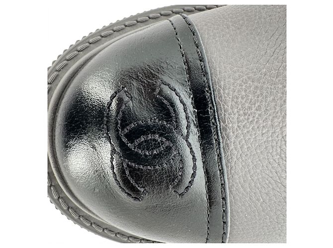 Stivaletti combat stringati Chanel CC in pelle grigia - vista 10