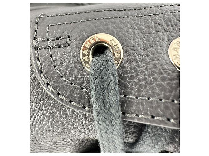Stivaletti combat stringati Chanel CC in pelle grigia - vista 11