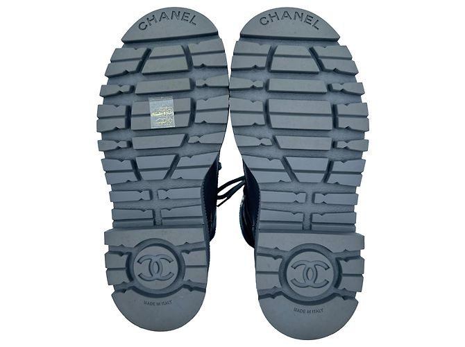 Stivaletti combat stringati Chanel CC in pelle grigia - vista 12