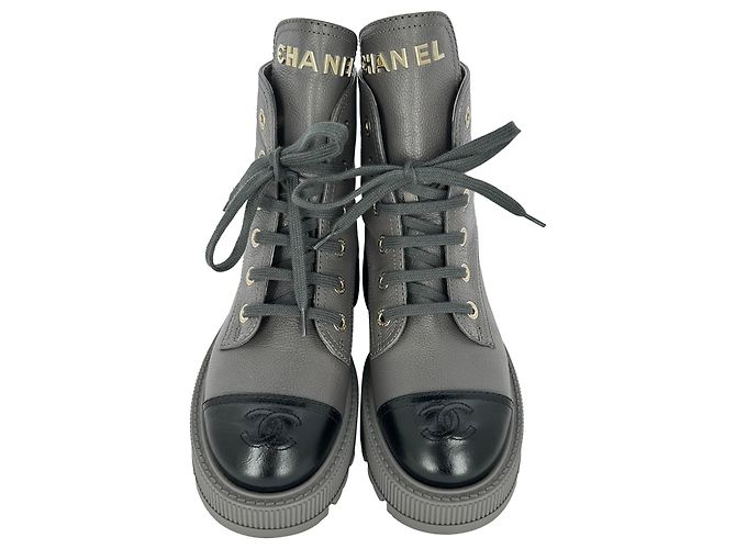 Stivaletti combat stringati Chanel CC in pelle grigia - vista 2