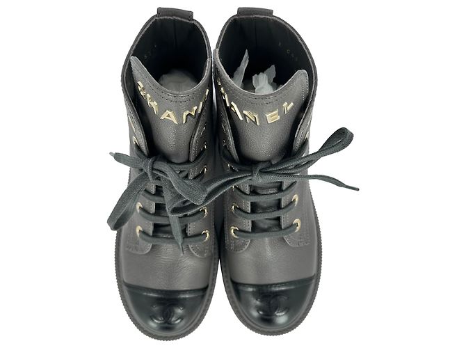Stivaletti combat stringati Chanel CC in pelle grigia - vista 3