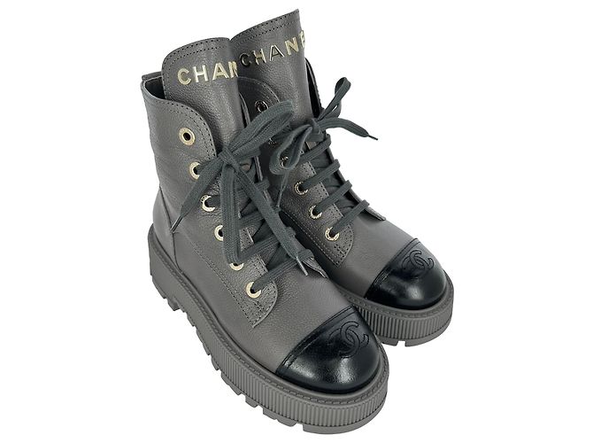 Stivaletti combat stringati Chanel CC in pelle grigia - vista 4