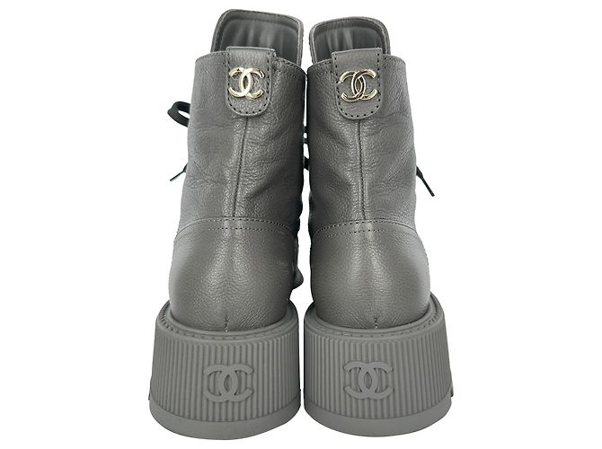 Stivaletti combat stringati Chanel CC in pelle grigia - vista 5