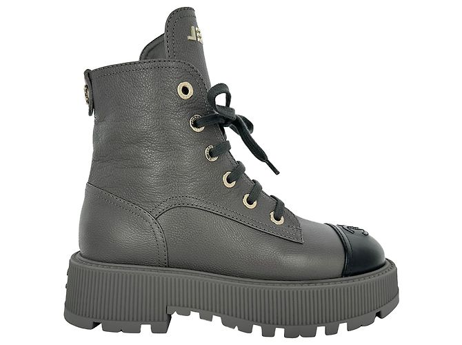 Stivaletti combat stringati Chanel CC in pelle grigia - vista 7