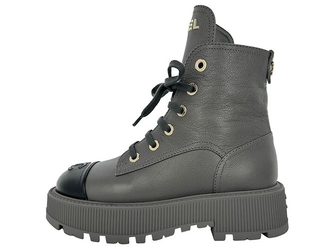 Stivaletti combat stringati Chanel CC in pelle grigia - vista 8