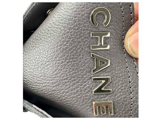 Stivaletti combat stringati Chanel CC in pelle grigia - vista 9