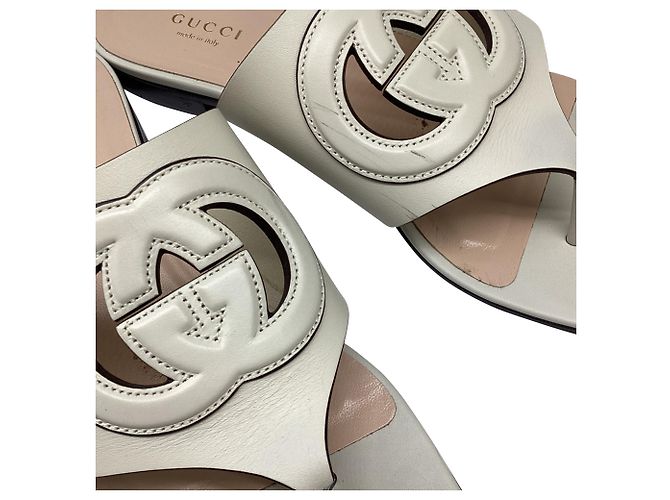 Sandali thong Gucci Interlocking G Cut-Out in pelle bianca - vista 11