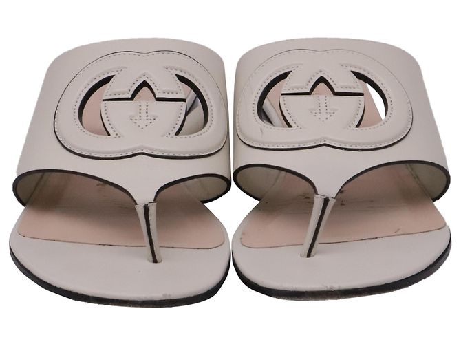 Sandali thong Gucci Interlocking G Cut-Out in pelle bianca - vista 2
