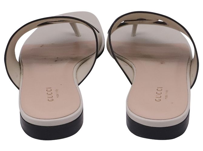 Sandali thong Gucci Interlocking G Cut-Out in pelle bianca - vista 5
