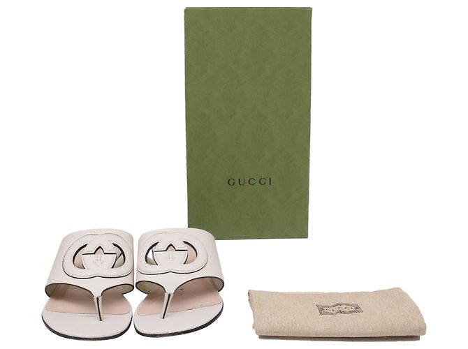 Sandali thong Gucci Interlocking G Cut-Out in pelle bianca - vista 6