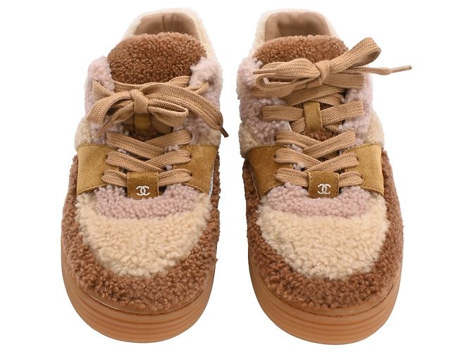 Sneaker alte Chanel in shearling in pelle d'agnello marrone - vista 2