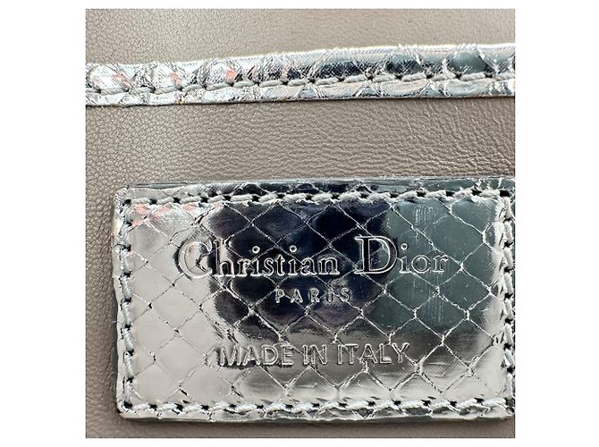 Christian Dior Python Flap Long Chain Clutch aus silbernem Leder - Ansicht 12